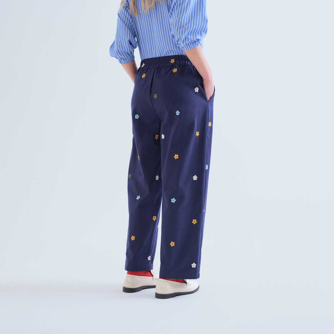 PANTALÓN - Compañía Fantástica, Algodón azul marino con bordado de flores