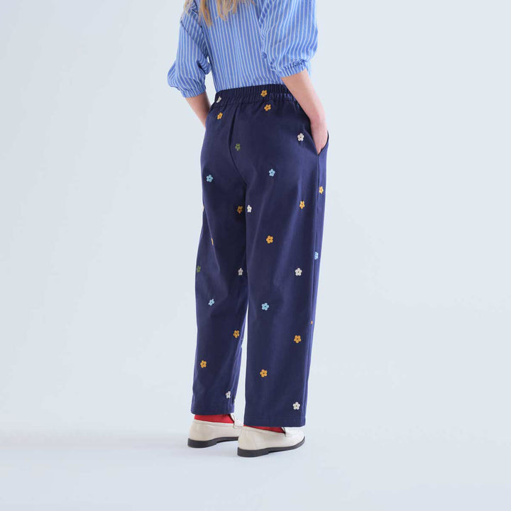 PANTALÓN - Compañía Fantástica, Algodón azul marino con bordado de flores