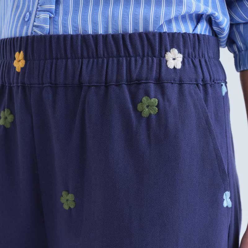 PANTALÓN - Compañía Fantástica, Algodón azul marino con bordado de flores