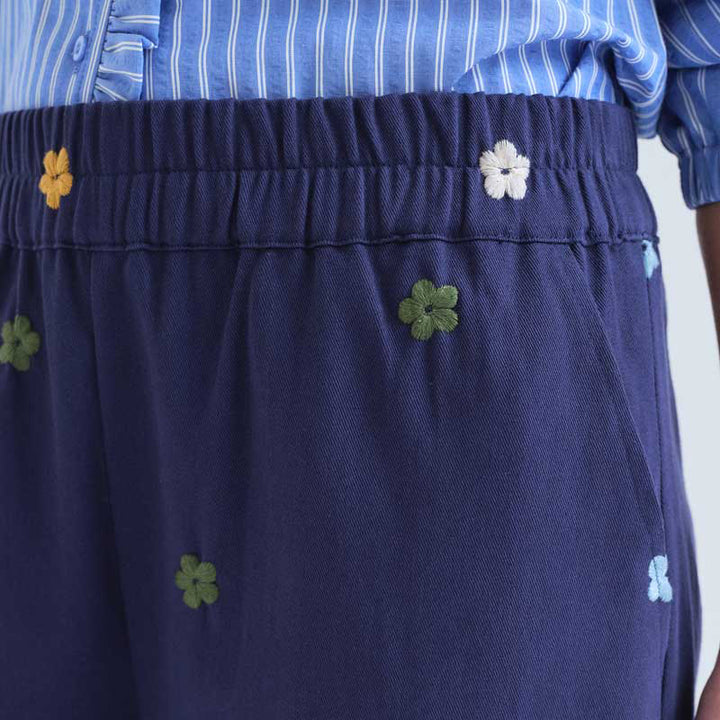 PANTALÓN - Compañía Fantástica, Algodón azul marino con bordado de flores