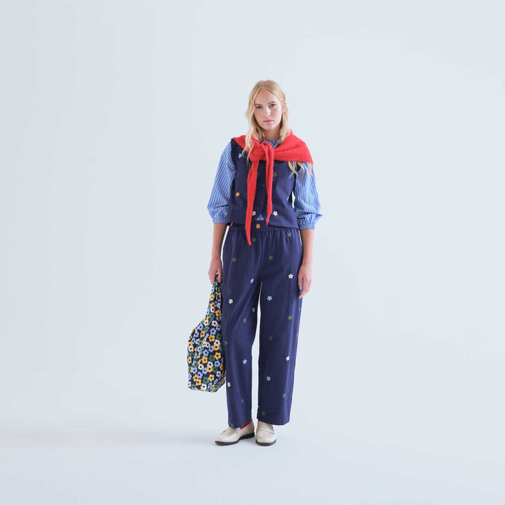 PANTALÓN - Compañía Fantástica, Algodón azul marino con bordado de flores