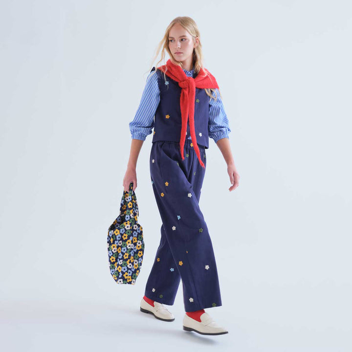 PANTALÓN - Compañía Fantástica, Algodón azul marino con bordado de flores