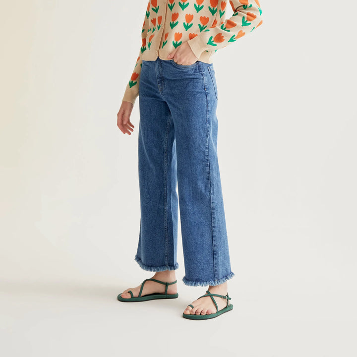 PANTALÓN - Compañía Fantástica, Vaquero azul con bajo raw-cut