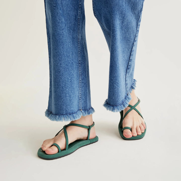 PANTALÓN - Compañía Fantástica, Vaquero azul con bajo raw-cut