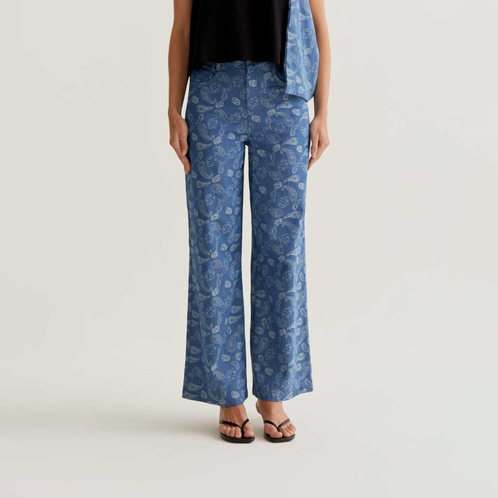PANTALÓN - Compañía Fantástica, Vaquero azul con estampado Paisley