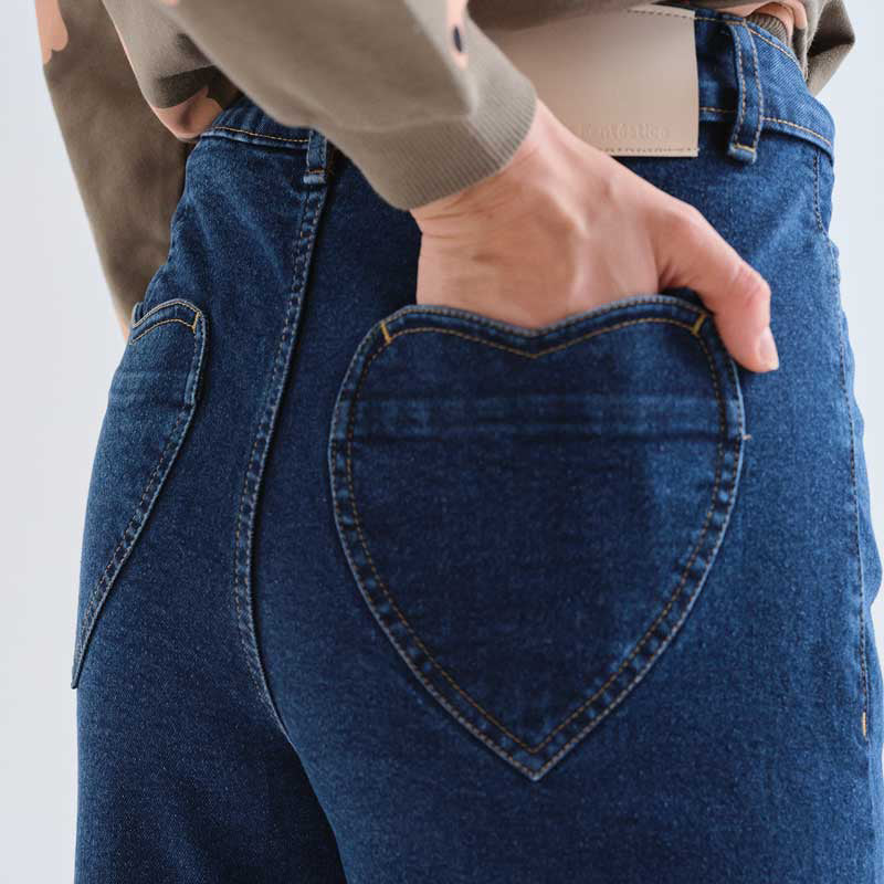 PANTALÓN - Compañía Fantástica, Vaquero azul marino con bolsillos de corazones