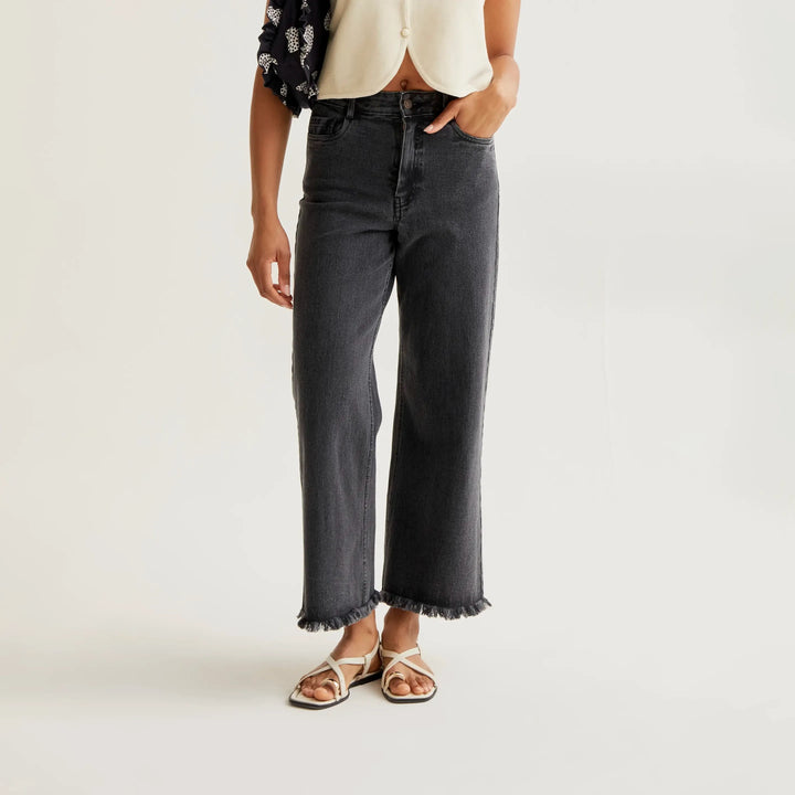 PANTALÓN - Compañía Fantástica, Vaquero negro con bajo raw-cut