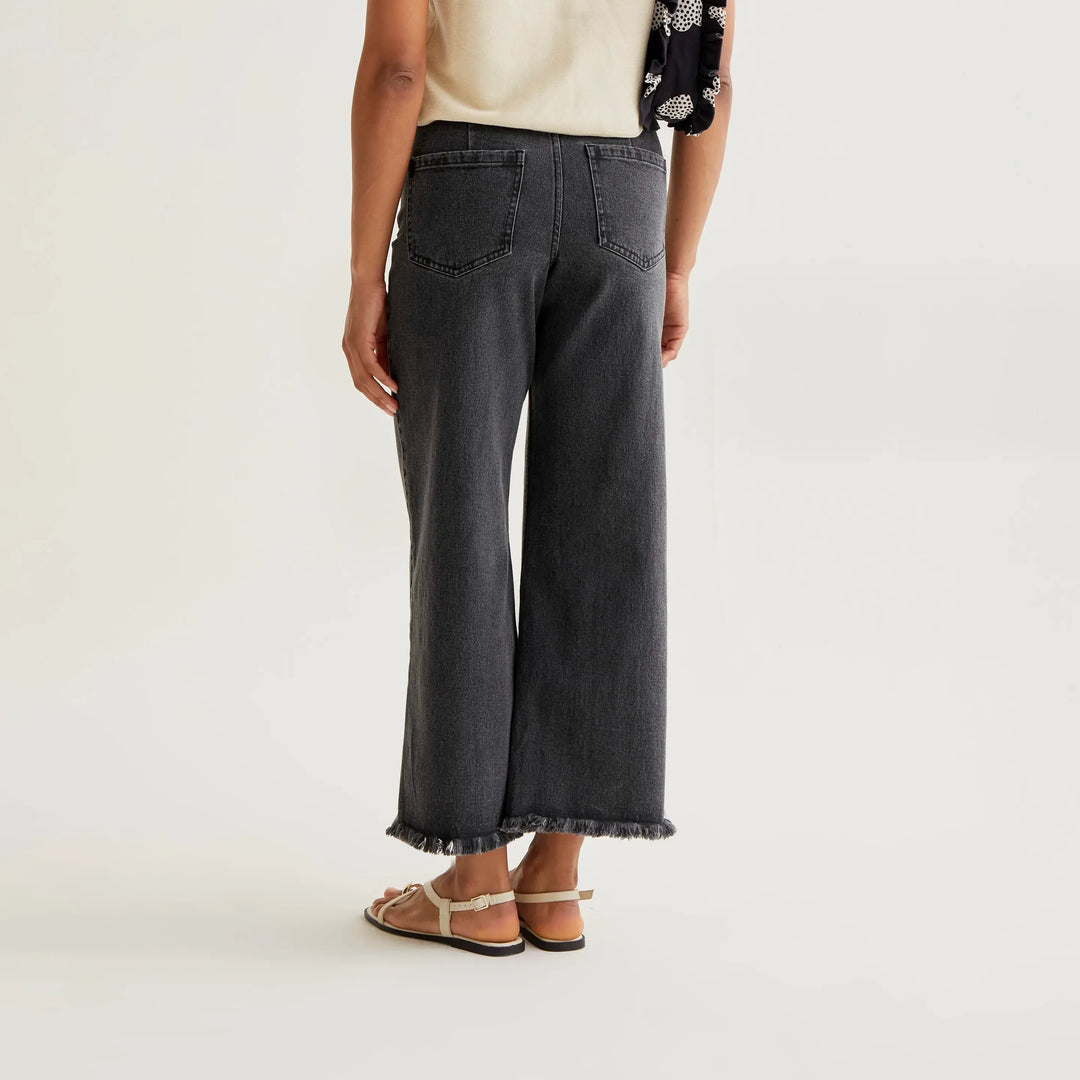 PANTALÓN - Compañía Fantástica, Vaquero negro con bajo raw-cut