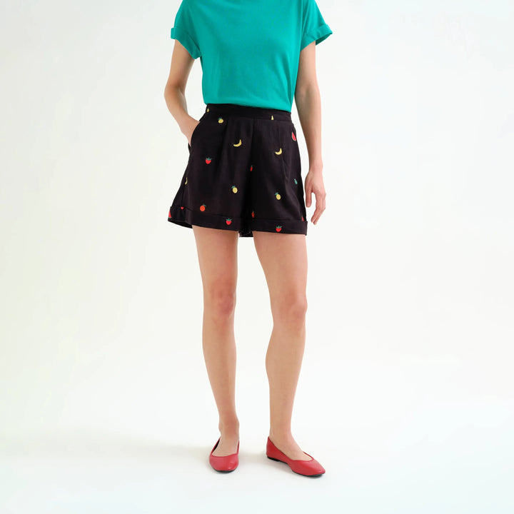 SHORTS - Compañía Fantástica, Negro con bordado de Ensalada de frutas