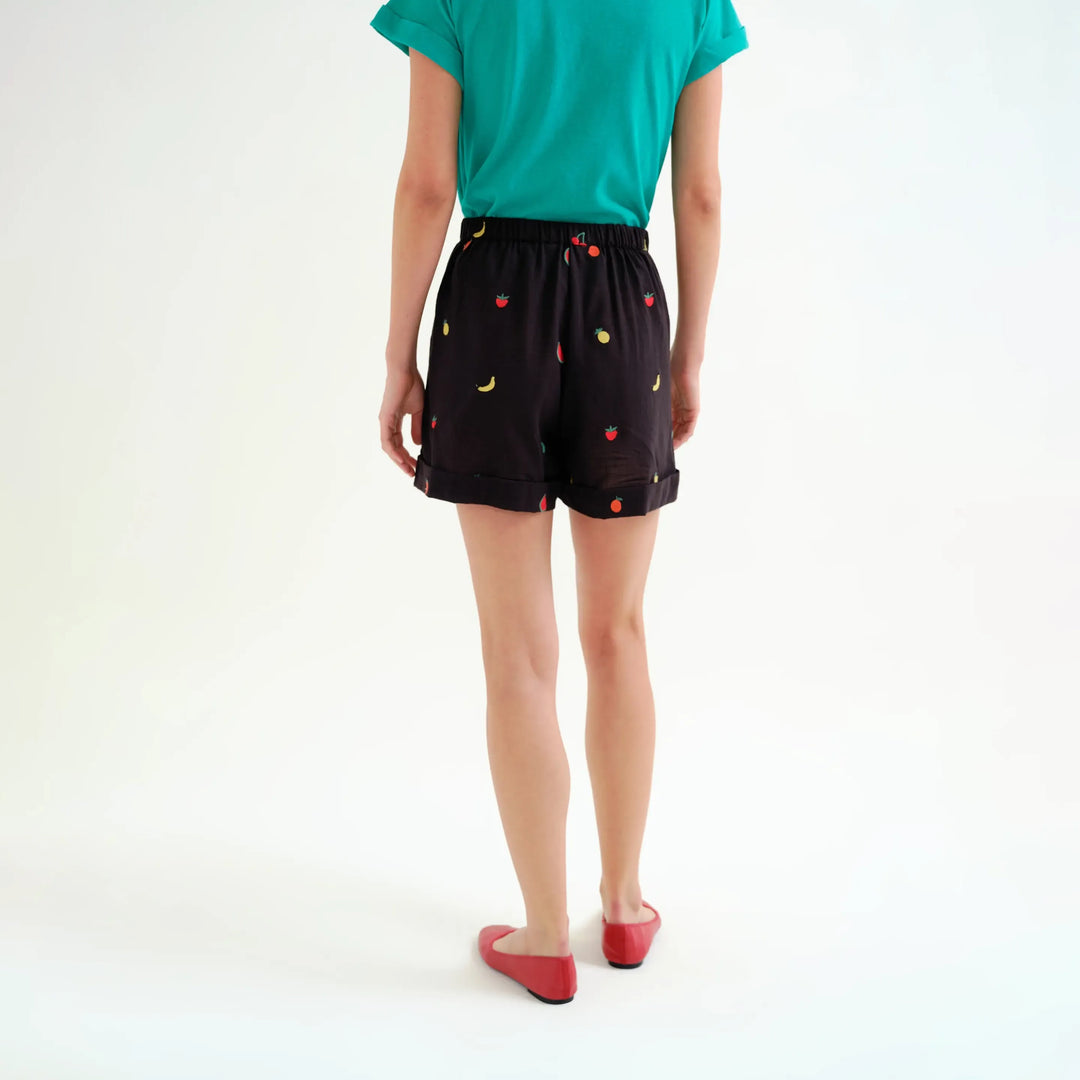 SHORTS - Compañía Fantástica, Negro con bordado de Ensalada de frutas