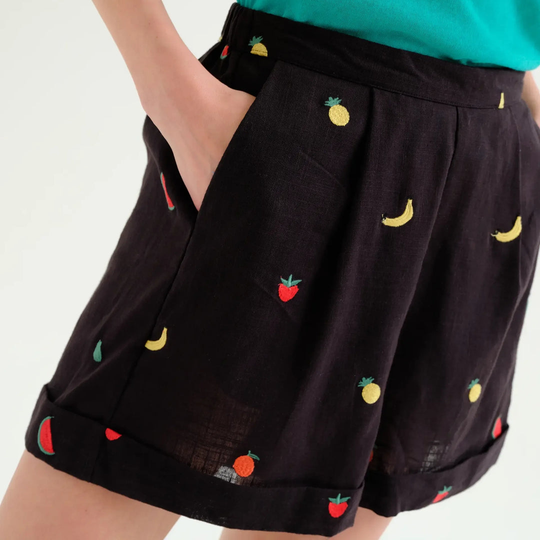 SHORTS - Compañía Fantástica, Negro con bordado de Ensalada de frutas
