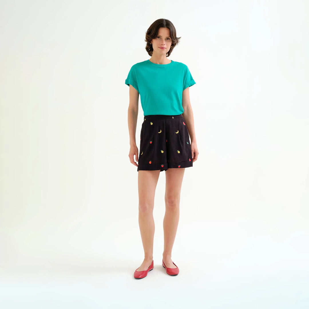 SHORTS - Compañía Fantástica, Negro con bordado de Ensalada de frutas