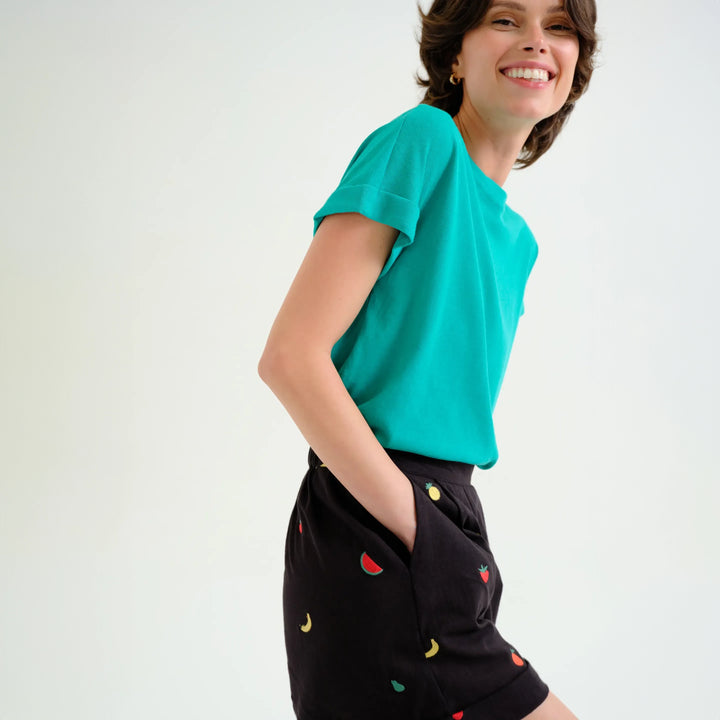 SHORTS - Compañía Fantástica, Negro con bordado de Ensalada de frutas