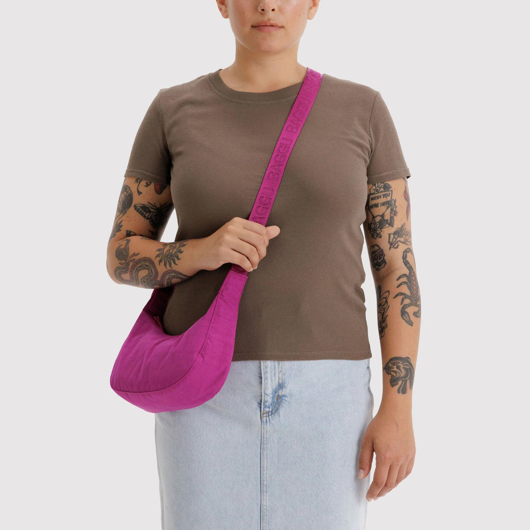 BOLSO - Baggu, Deep Fuchsia Small Nylon Crescent Bag