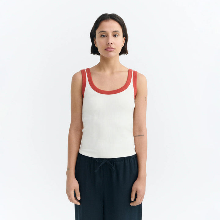 TOP - Thinking Mu, Julia rib blanco contraste rojo