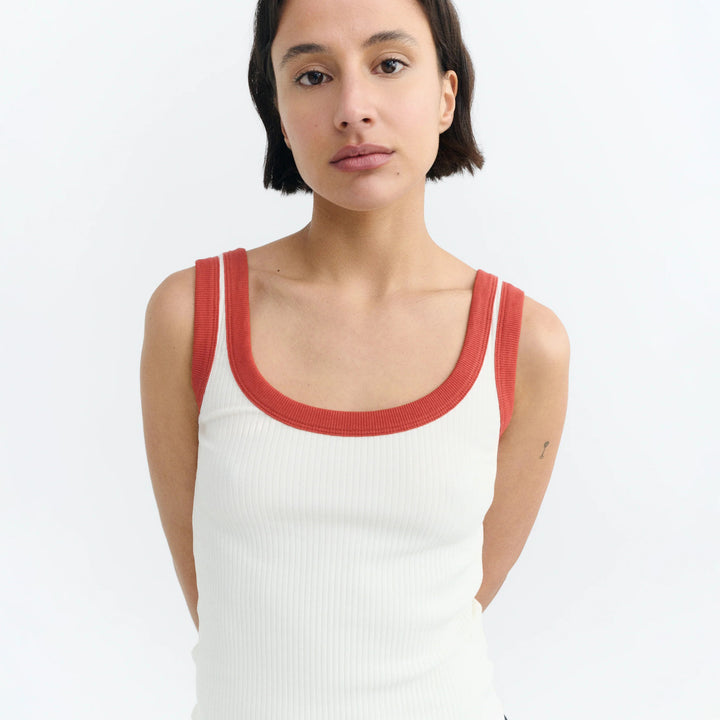 TOP - Thinking Mu, Julia rib blanco contraste rojo