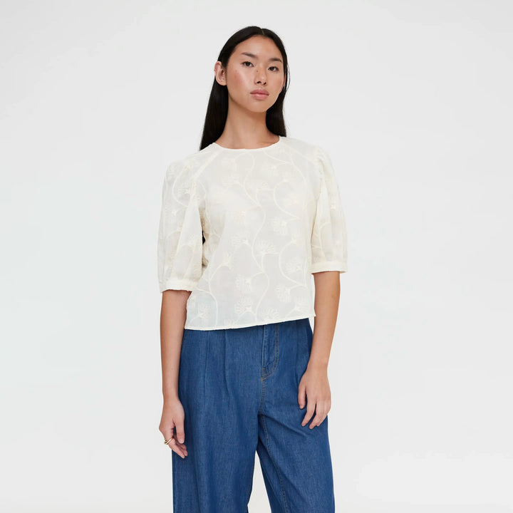 TOP - Wild Pony, Algodón blanco roto con bordado floral