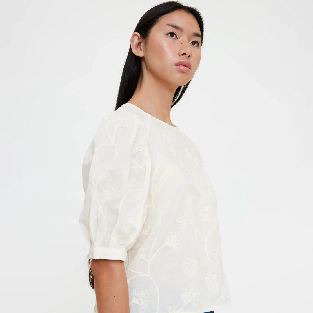 TOP - Wild Pony, Algodón blanco roto con bordado floral