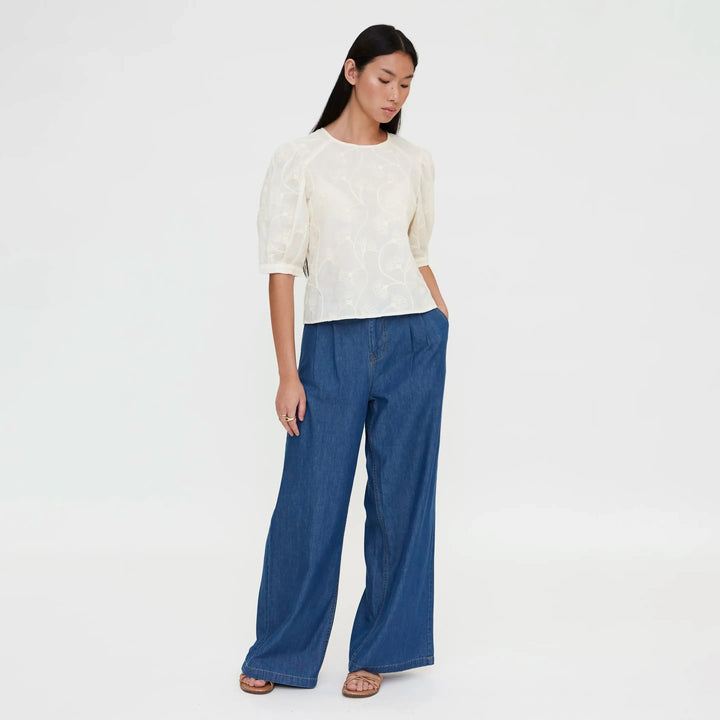 TOP - Wild Pony, Algodón blanco roto con bordado floral