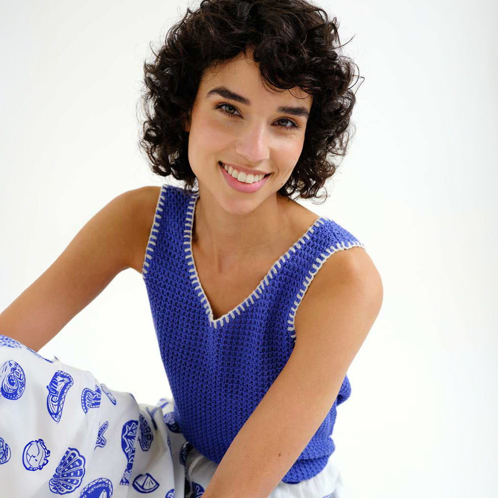 TOP - Compañía Fantástica, Punto calado azul con detalles bordados en blanco