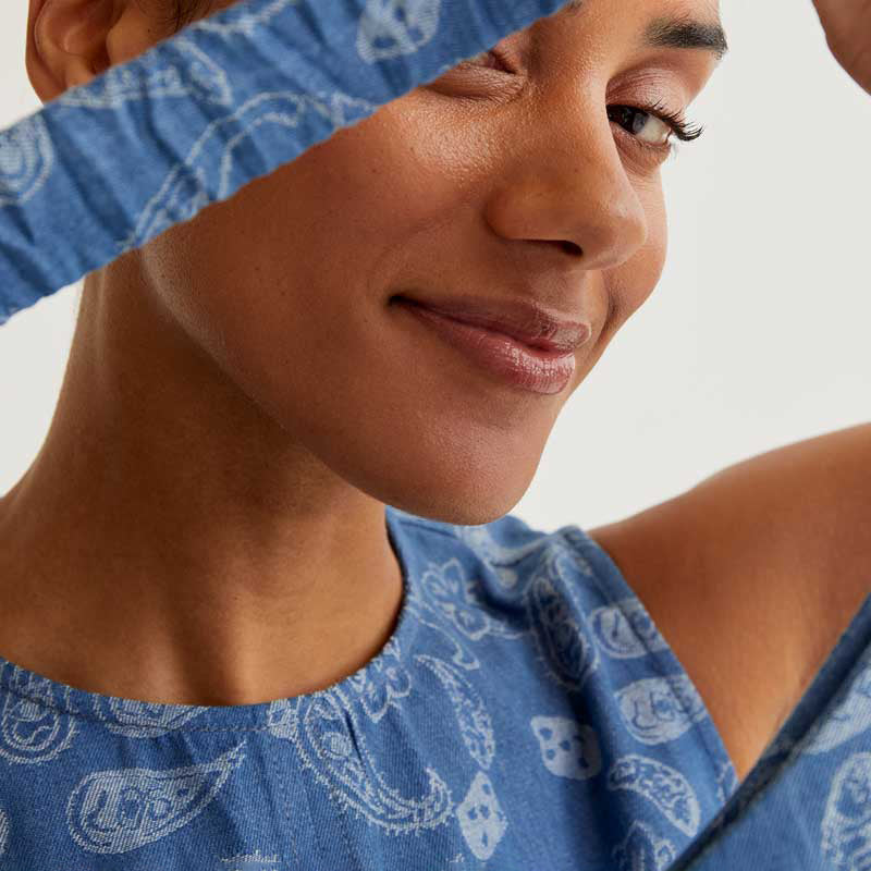 TOP - Compañía Fantástica, Vaquero azul con estampado Paisley