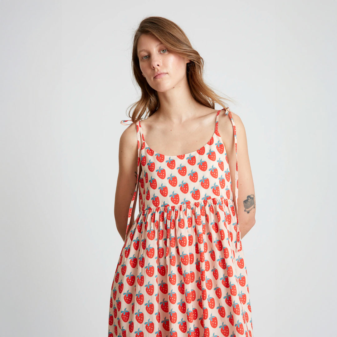 VESTIDO - Compañía Fantástica, Largo tirantes estampado Strawberry Beach