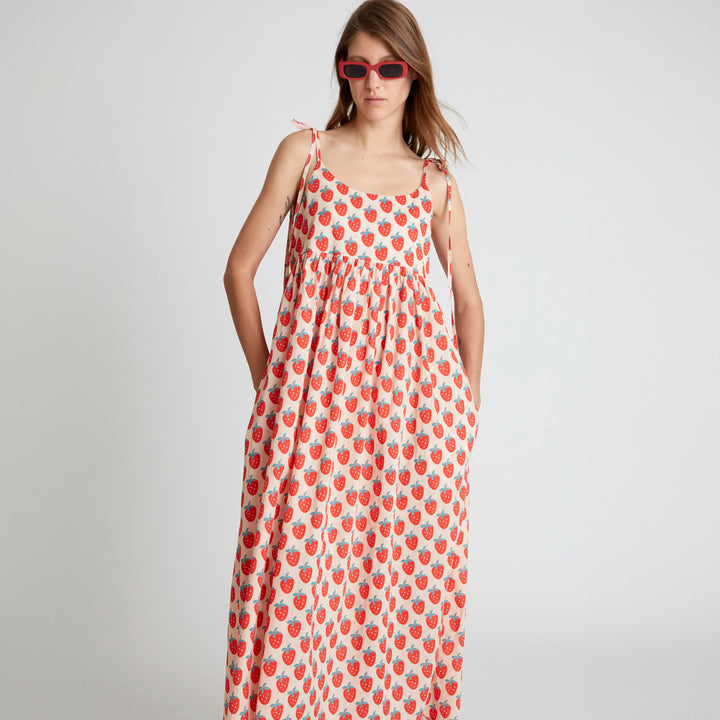 VESTIDO - Compañía Fantástica, Largo tirantes estampado Strawberry Beach