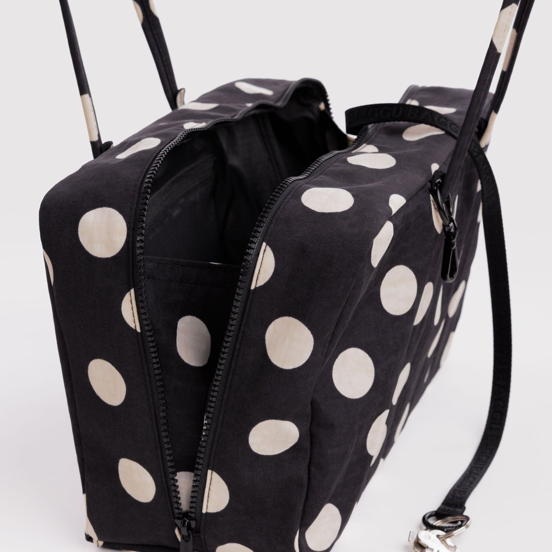 Medium Nylon Bowler Bag Black and Cream Polka Dot de Baggu – foto 4