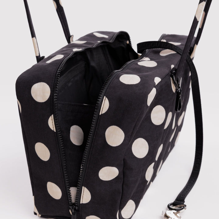 Medium Nylon Bowler Bag Black and Cream Polka Dot de Baggu – foto 4