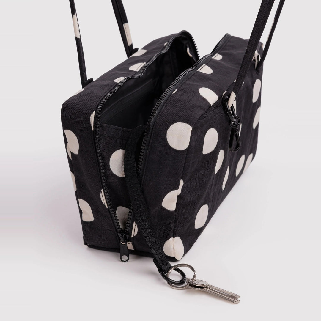 Nylon Bowler Bag Black and Cream Polka Dot de Baggu – foto 4