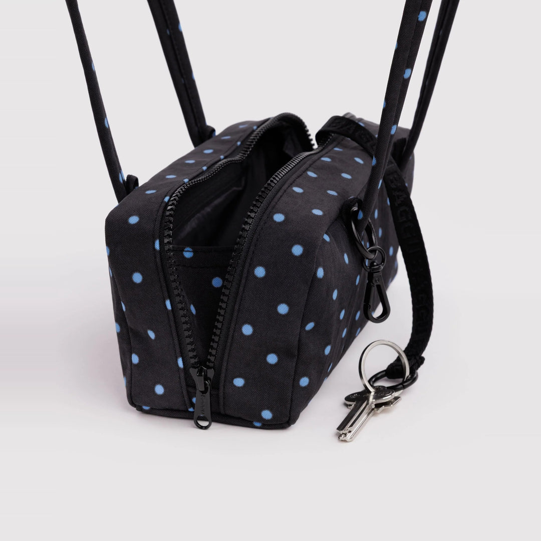 Small Nylon Bowler Bag Black and Sky Blue Micro Dot de Baggu – foto 4
