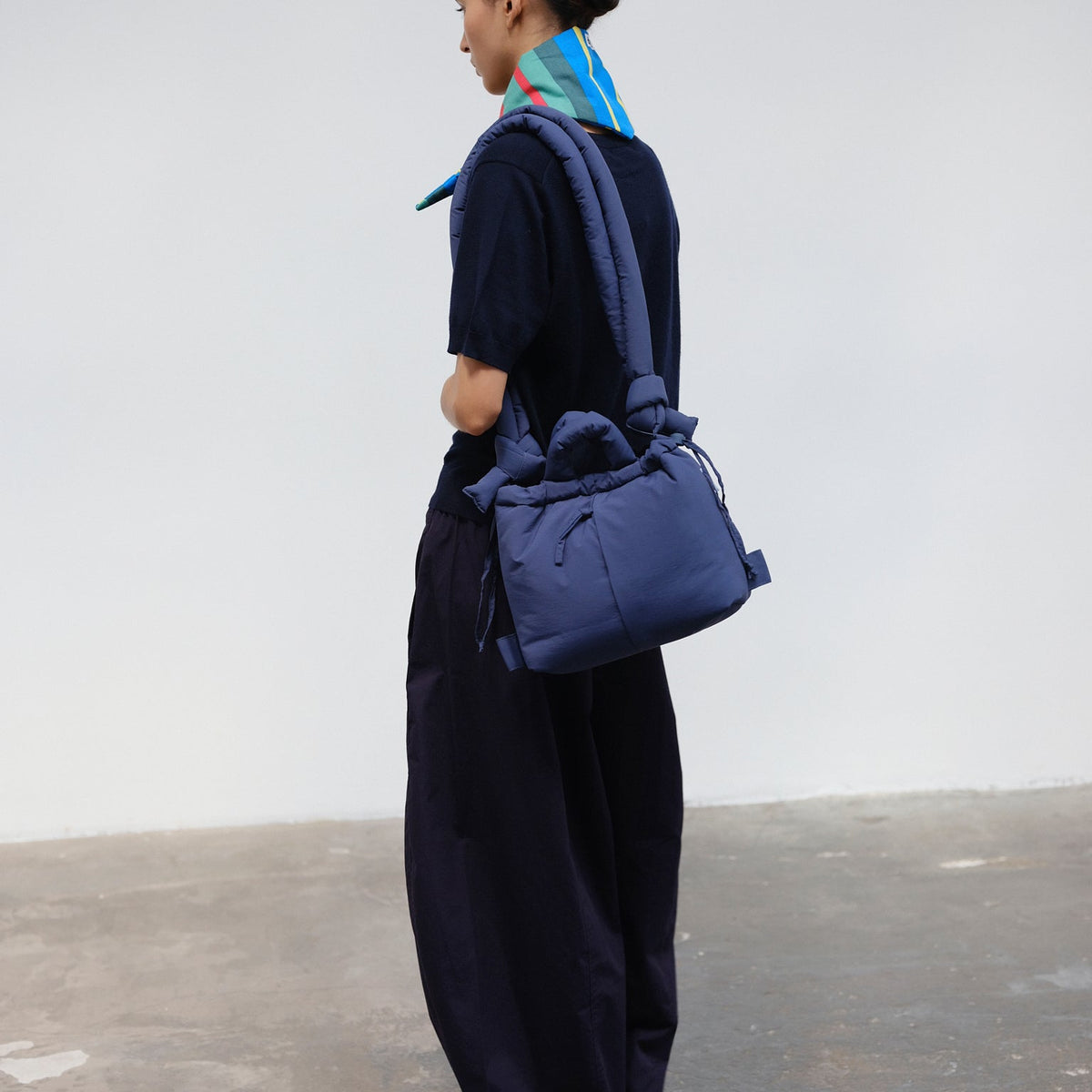 Bolso Compact Ona Soft Bag Navy de Ölend – foto 2