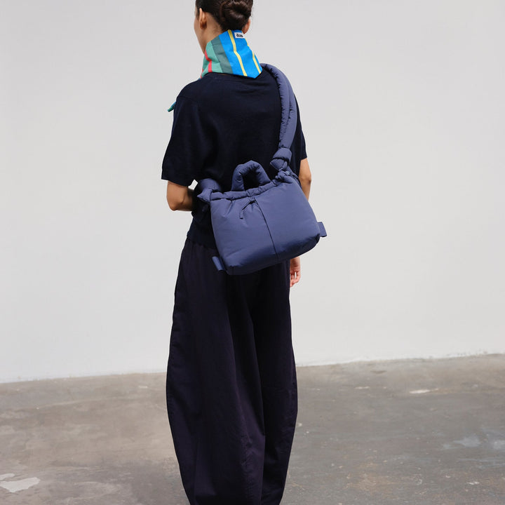 Bolso Compact Ona Soft Bag Navy de Ölend – foto 3