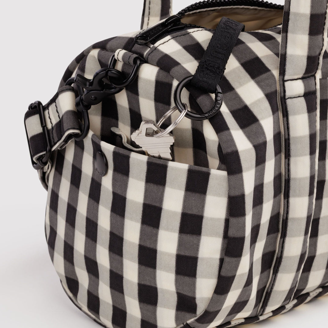 Nylon Duffle Bag Black and Cream Gingham de Baggu – foto 4