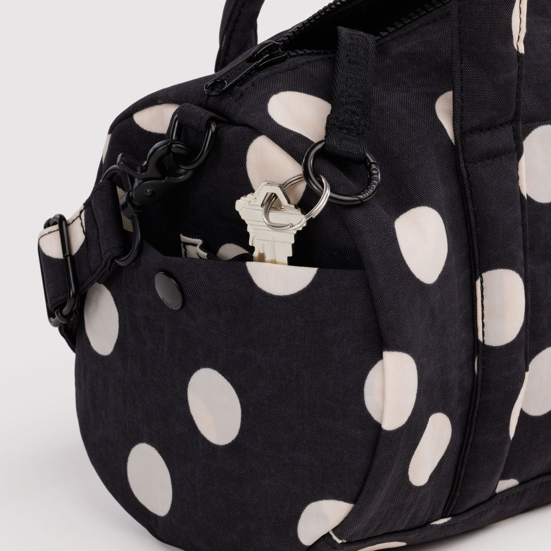 Nylon Duffle Bag Black and Cream Polka Dot de Baggu – foto 4