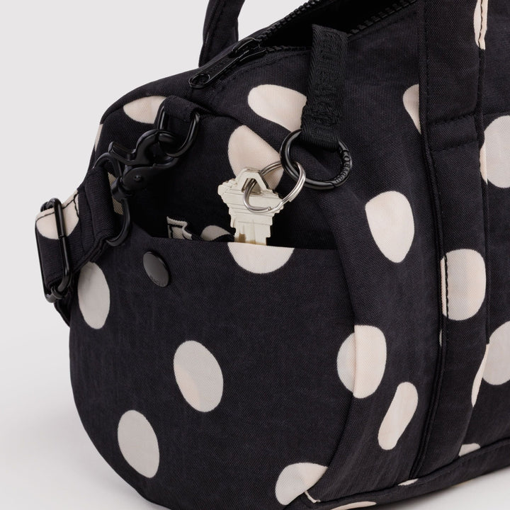 Nylon Duffle Bag Black and Cream Polka Dot de Baggu – foto 4