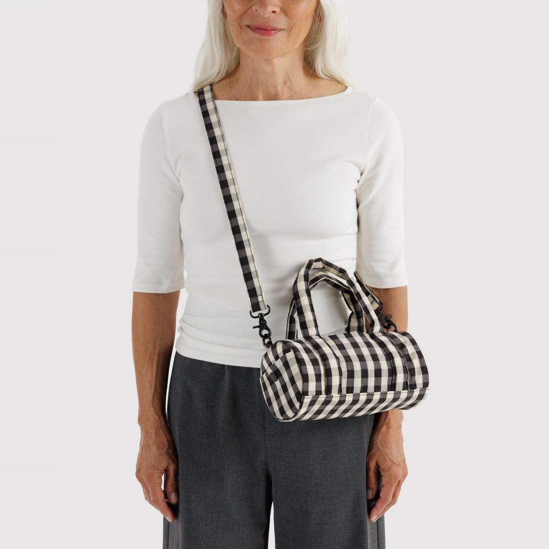 Small Nylon Duffle Bag Black and Cream Gingham de Baggu – foto 2