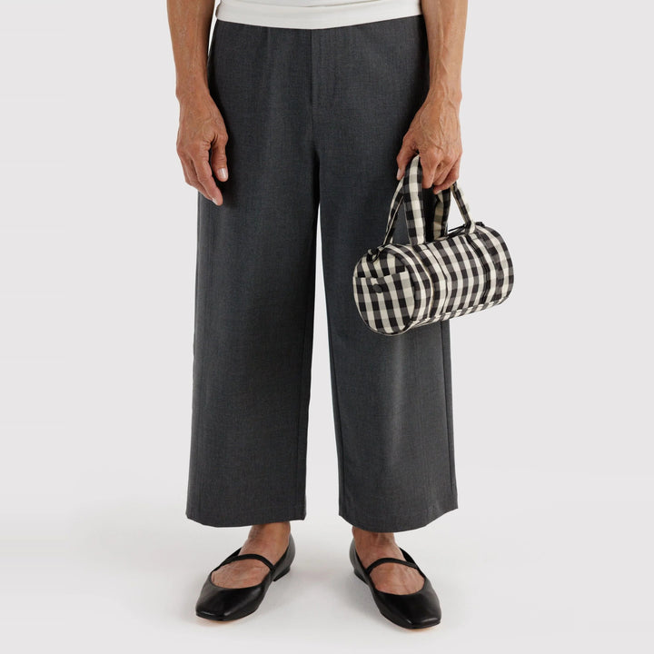 Small Nylon Duffle Bag Black and Cream Gingham de Baggu – foto 3