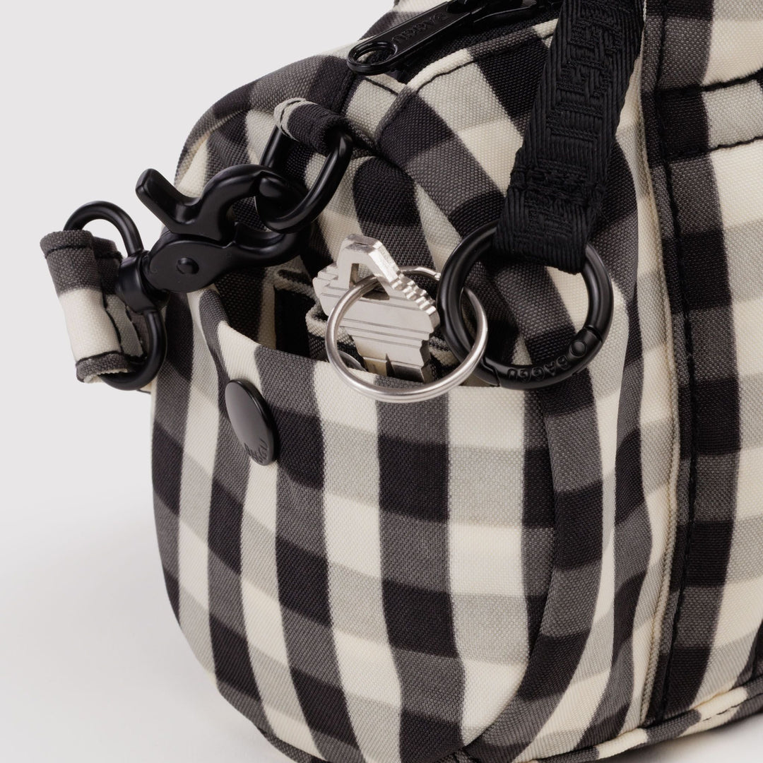 Small Nylon Duffle Bag Black and Cream Gingham de Baggu – foto 4