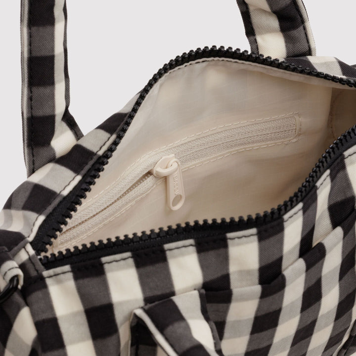 Small Nylon Duffle Bag Black and Cream Gingham de Baggu – foto 5