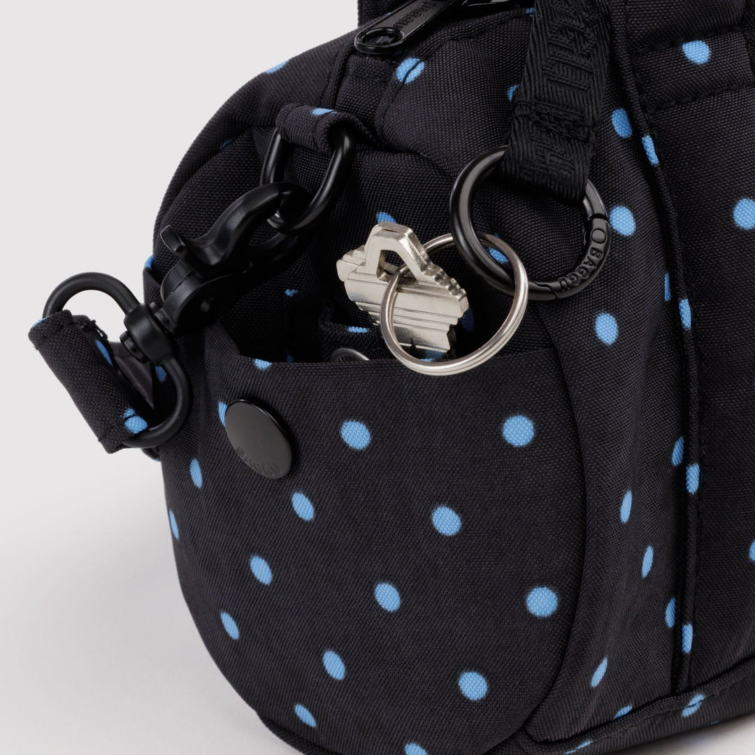 Small Nylon Duffle Bag Black and Sky Blue Micro Dot de Baggu – foto 4