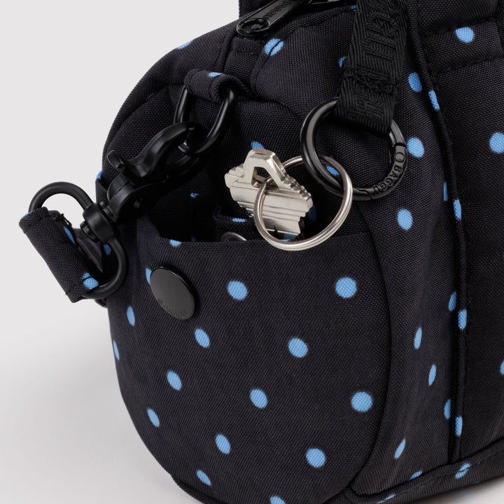 Small Nylon Duffle Bag Black and Sky Blue Micro Dot de Baggu – foto 4