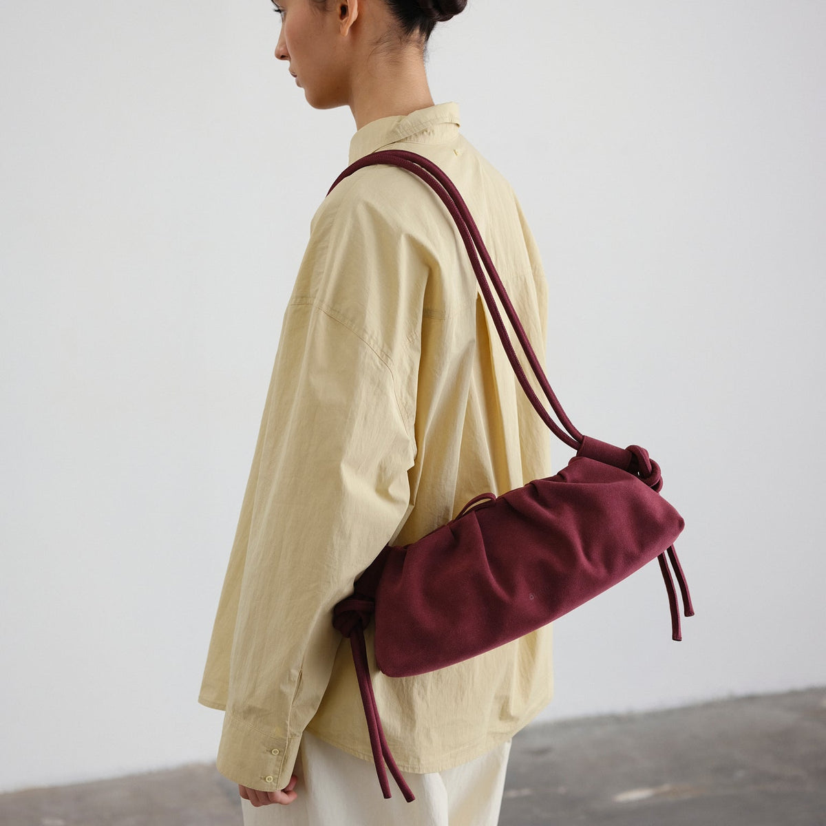 Bolso Dumpling Bag Suede Cherry Red de Ölend – foto 2
