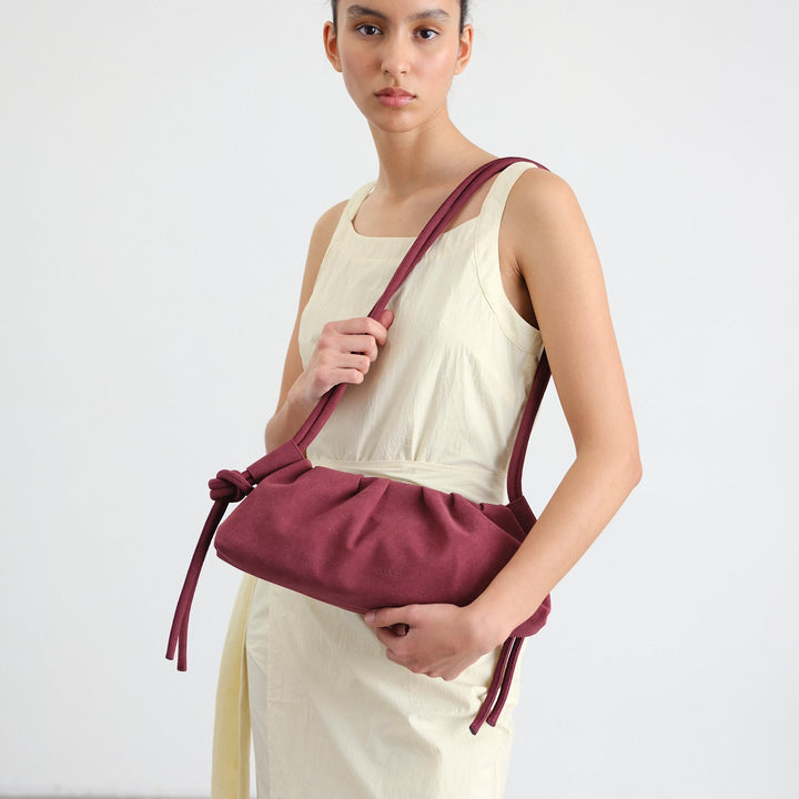 Bolso Dumpling Bag Suede Cherry Red de Ölend – foto 3