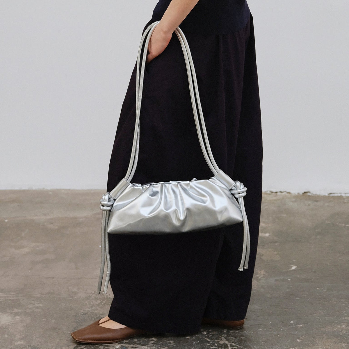 Bolso Dumpling Bag Silver de Ölend – foto 2