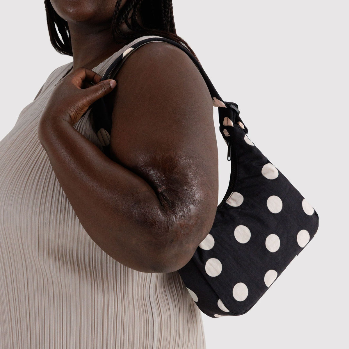 Mini Nylon Shoulder Bag Black and Cream Polka Dot de Baggu – foto 2
