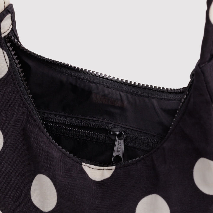 Mini Nylon Shoulder Bag Black and Cream Polka Dot de Baggu – foto 4