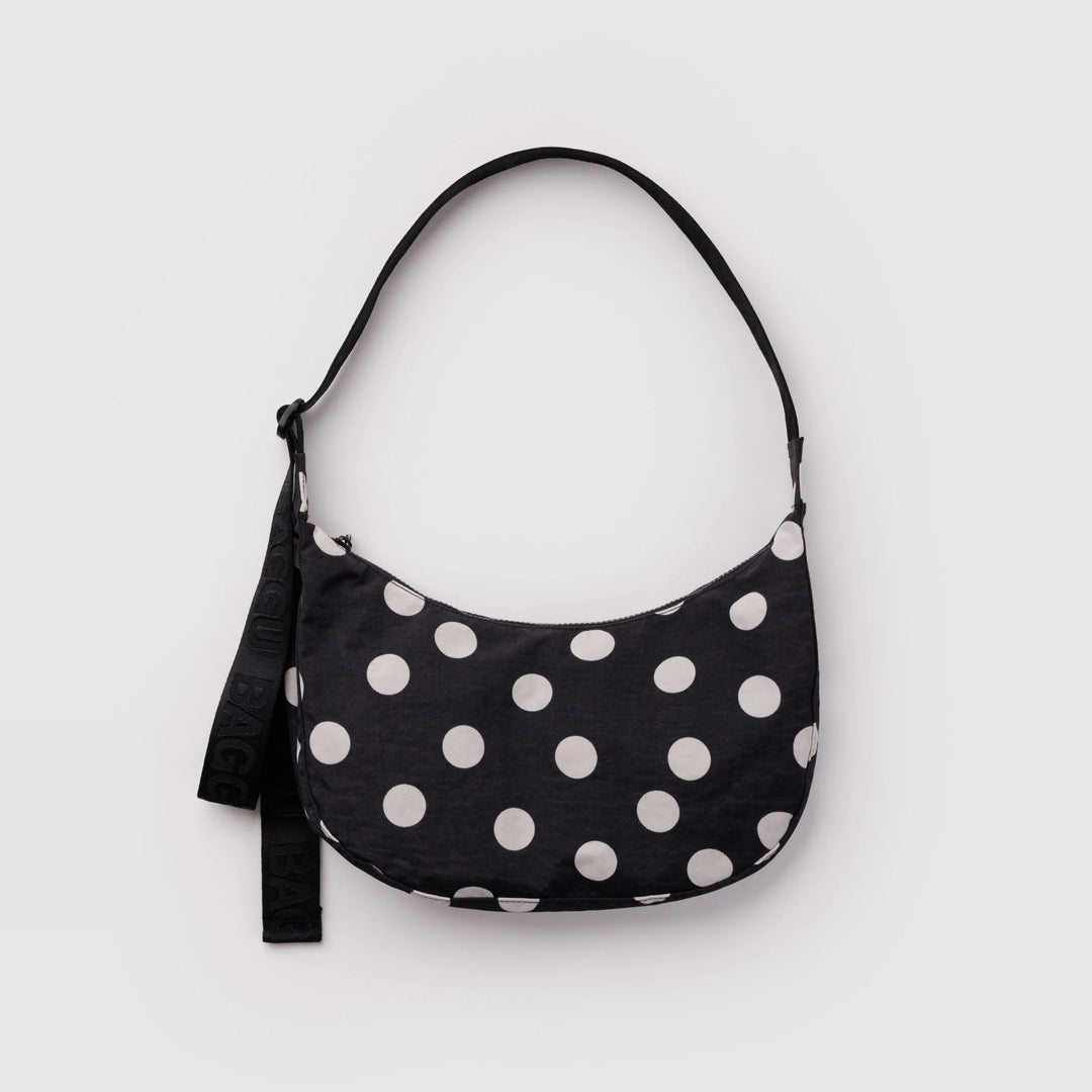 Medium Nylon Crescent Bag Black and Cream Polka Dot de Baggu – foto 1