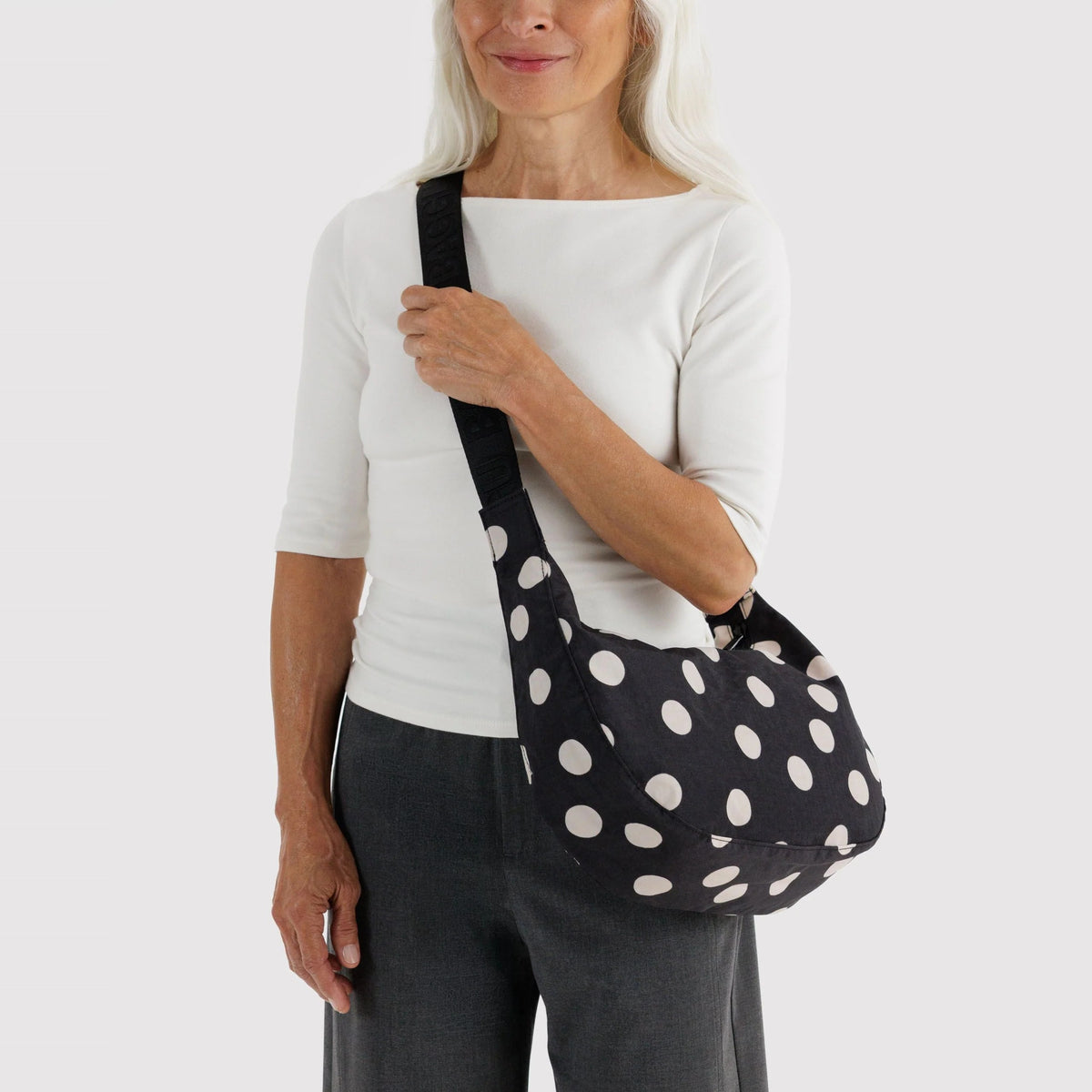 Medium Nylon Crescent Bag Black and Cream Polka Dot de Baggu – foto 2