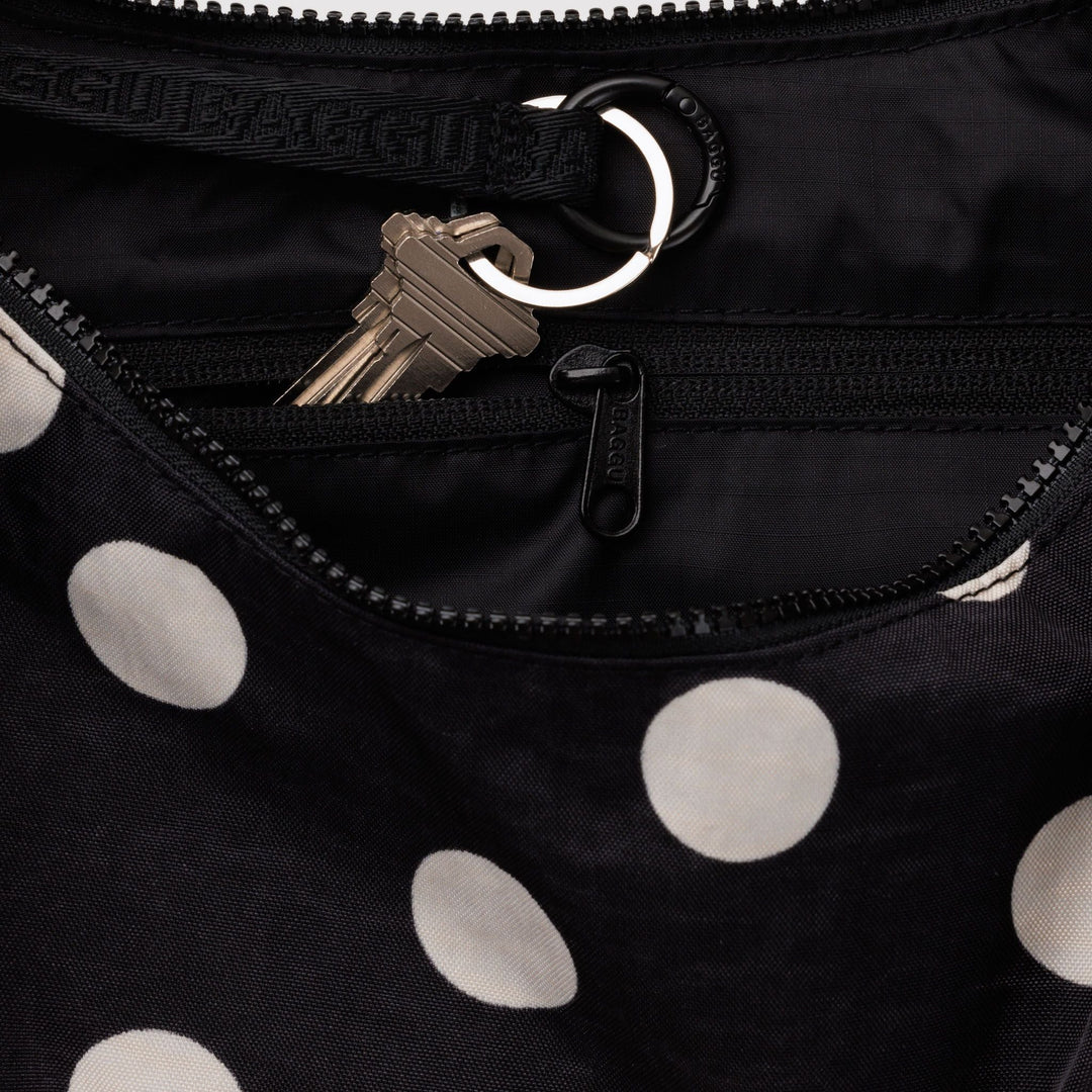 Medium Nylon Crescent Bag Black and Cream Polka Dot de Baggu – foto 3